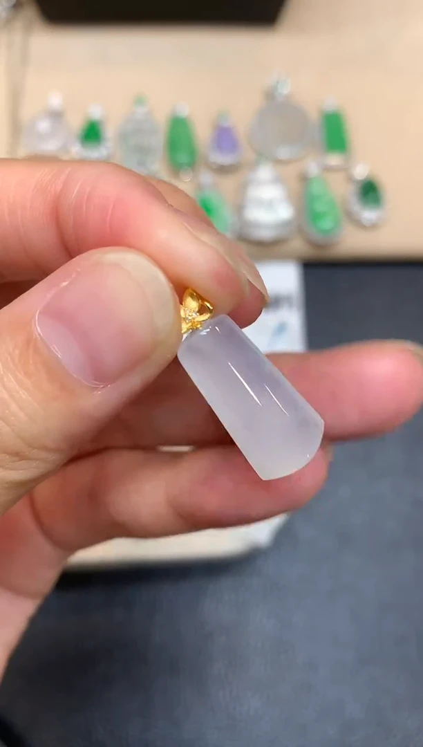 颈饰18K金镶嵌翡翠无事牌【无服务费