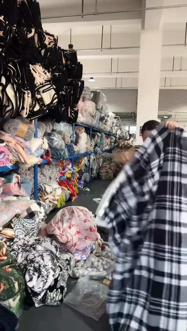 混纺主播手上展示的产品