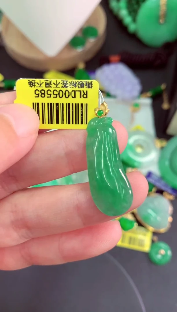 颈饰18K金镶嵌翡翠挂件