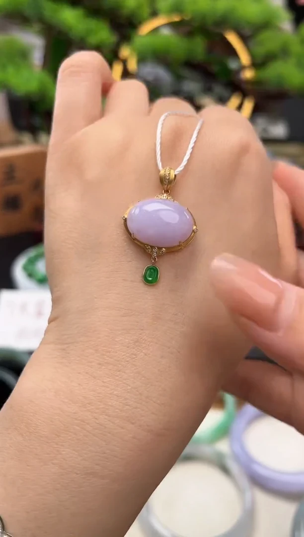 颈饰18K金镶嵌翡翠吊坠