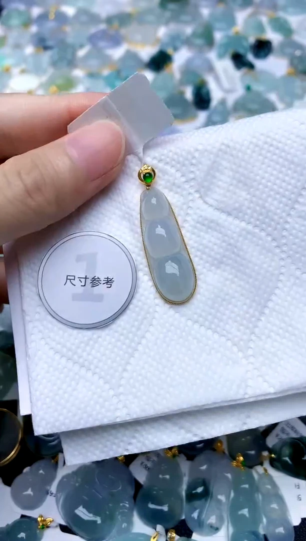 颈饰18K金镶嵌翡翠天然A货翡翠
