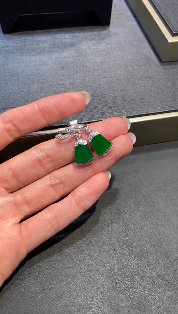 18K金镶嵌翡翠耳饰介****)天然缅甸翡翠A货