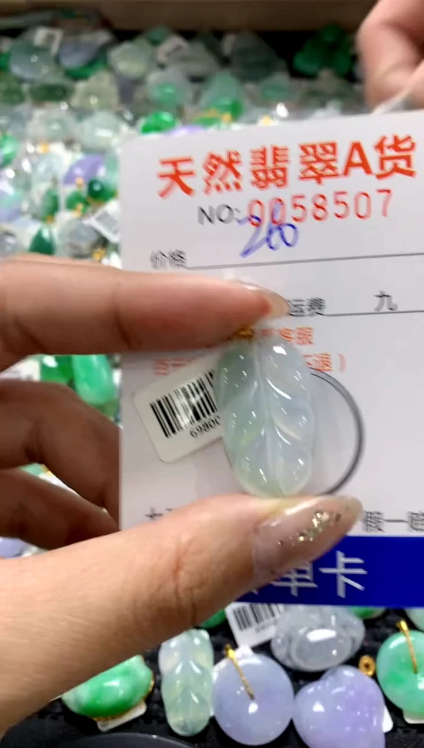 颈饰18K金镶嵌翡翠1111111111111111