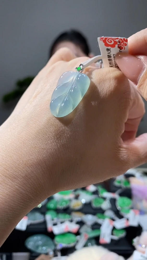 颈饰18K金镶嵌翡翠叶子