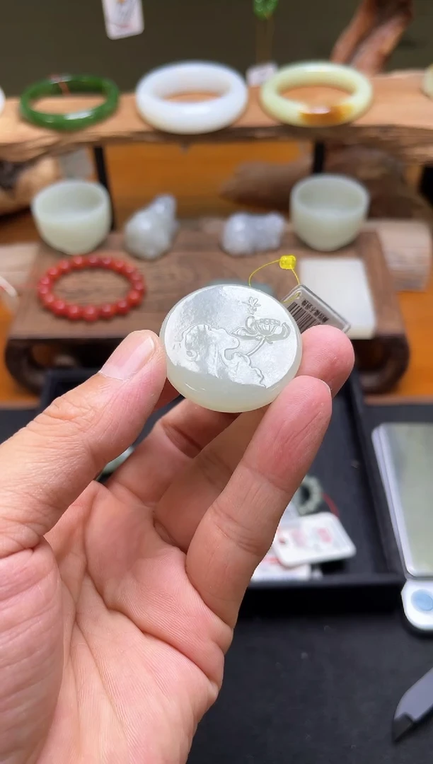 吊坠(不含链)未镶嵌和田玉且末青白 荷花圆牌