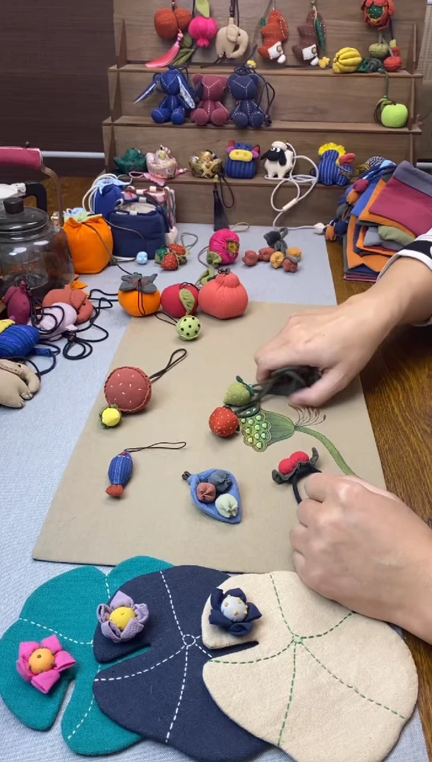 草莓项链+砖红莲蓬+郁金香胸针+小鱼+樱桃头绳