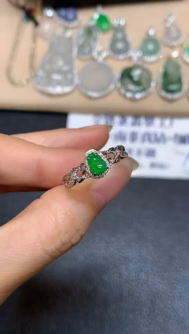 18K金镶嵌戒指翡翠葫芦【无服务费