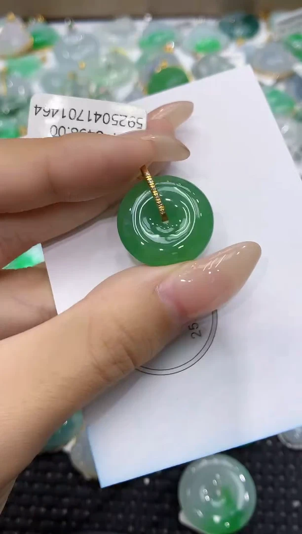 颈饰18K金镶嵌翡翠111111111111