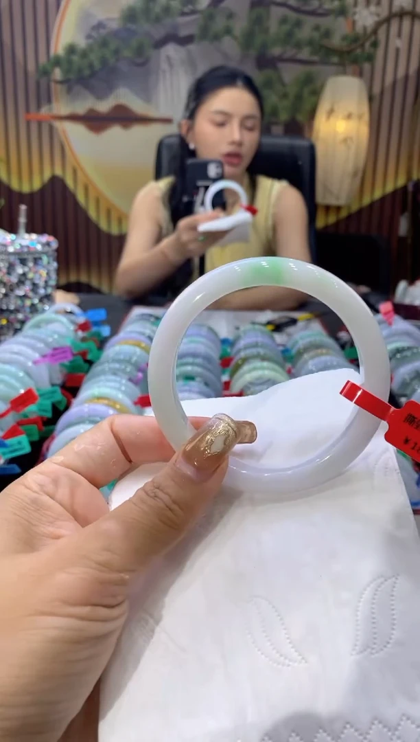 翡翠手镯未镶嵌多人06442