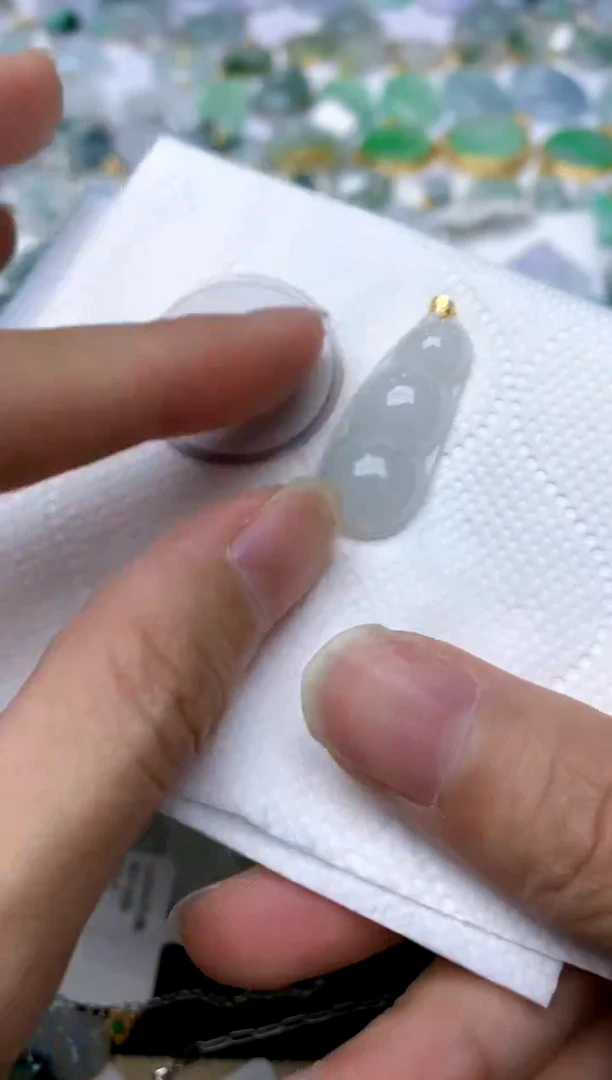 颈饰18K金镶嵌翡翠天然A货翡翠