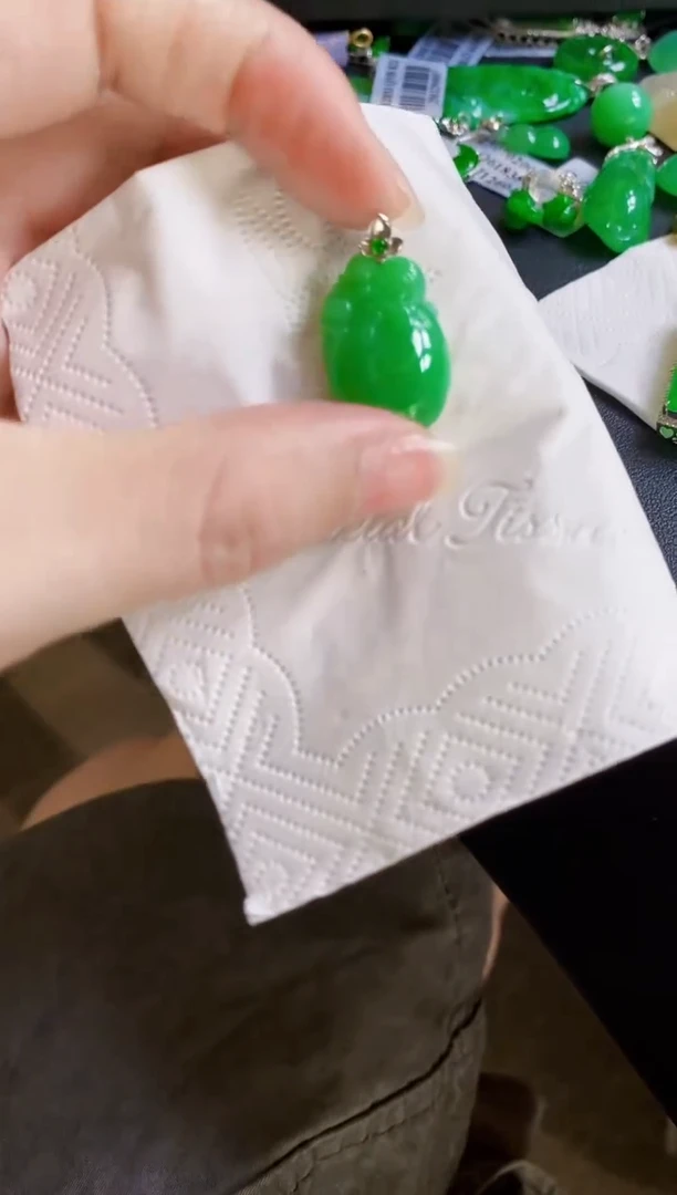 颈饰18K金镶嵌翡翠瓜