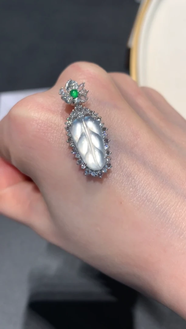 【闪购商品】翡翠吊坠(不含链)18K金镶嵌7980