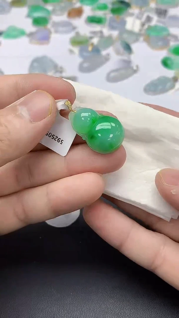 翡翠18K金镶嵌颈饰天然缅甸a货翡翠