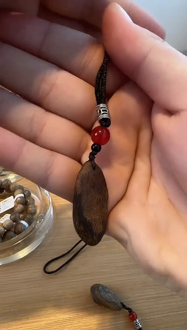 奇楠树丁留疤包头沉香随形吊坠3克以下