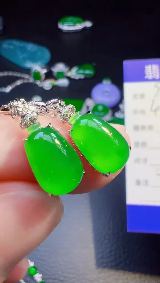 18K金镶嵌翡翠耳饰橙*妈翡翠