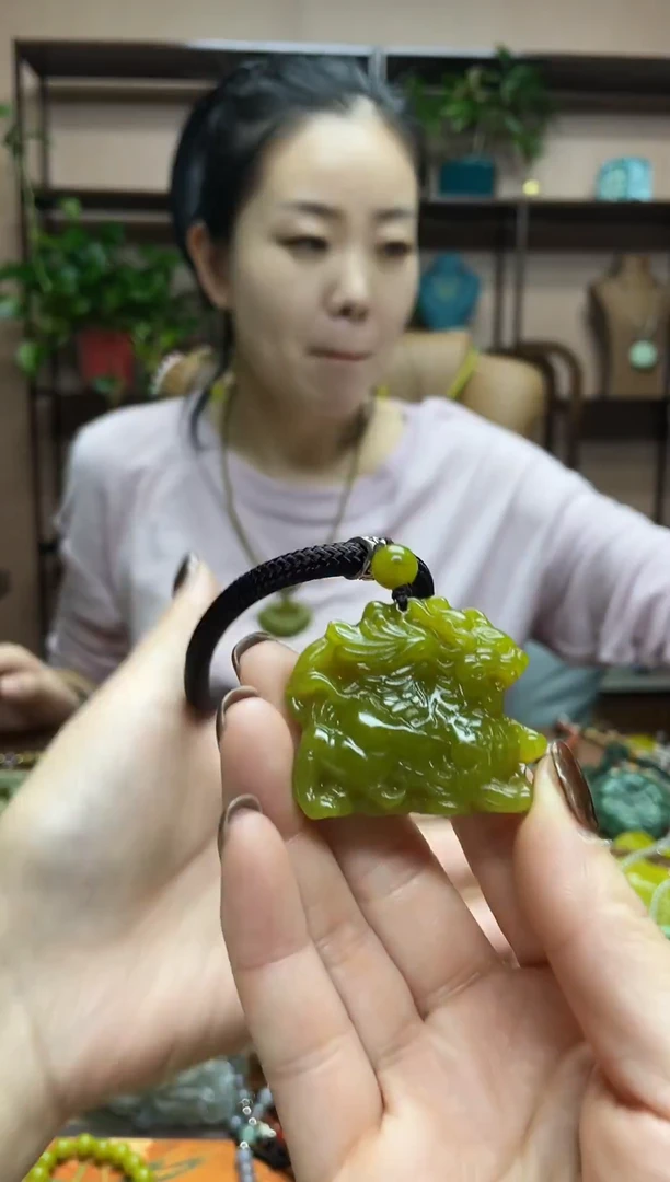 未镶嵌蛇纹石玉颈饰·