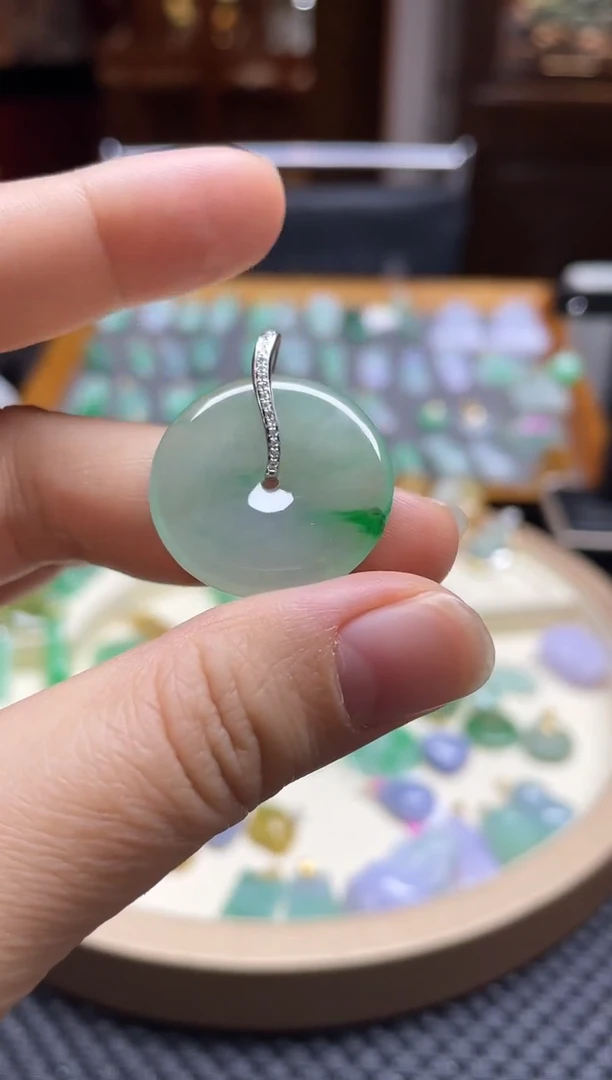 【闪购商品】翡翠颈饰18K金镶嵌平安扣