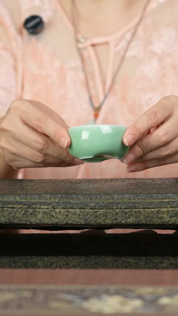 梅子青素面三足禅定杯