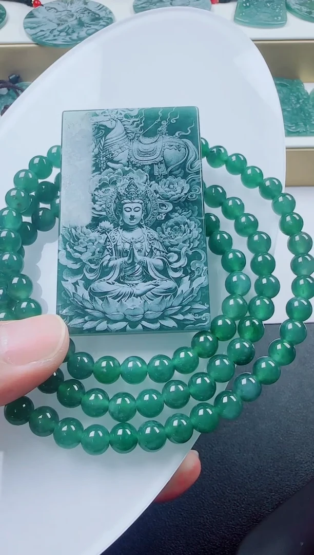 翡翠未镶嵌颈饰马本命佛