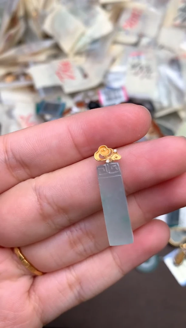 18K金镶嵌挂件翡翠一