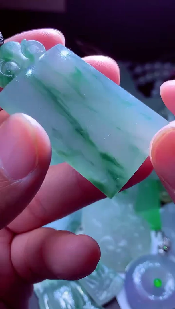 未镶嵌定制翡翠天****?翡翠毛货定制