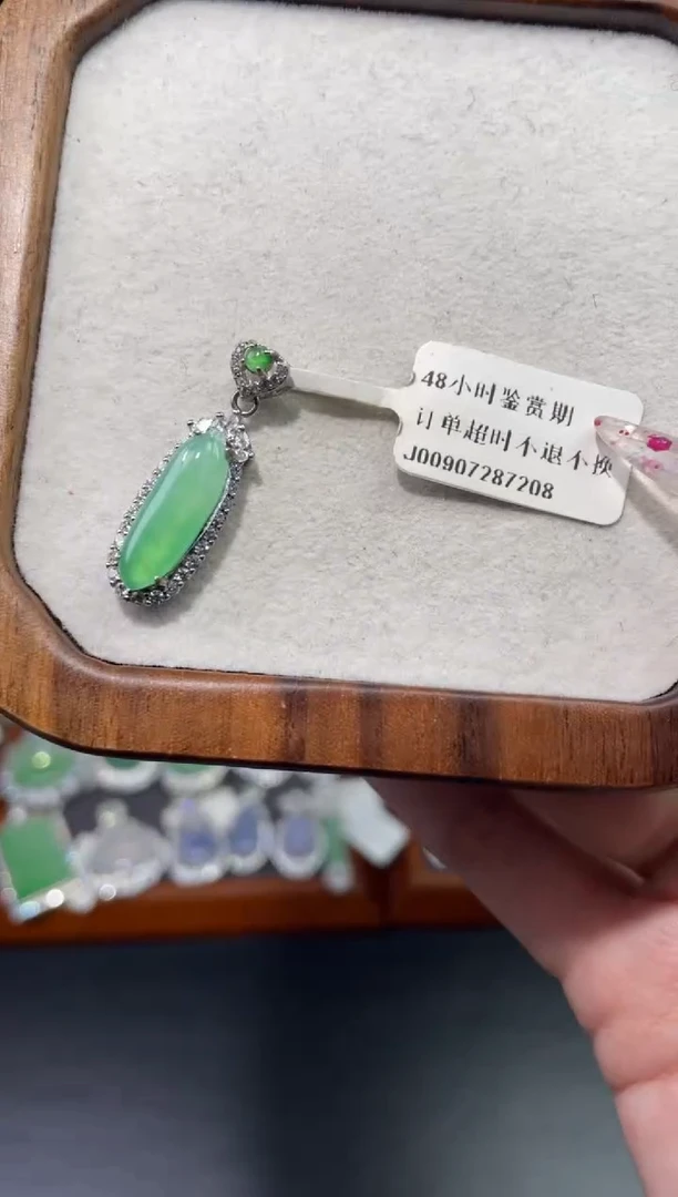 吊坠(赠链)银S925镶嵌翡翠吊坠