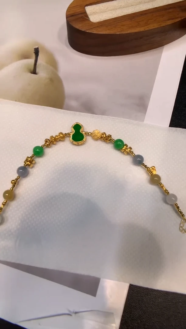 颈饰18K金镶嵌翡翠手链