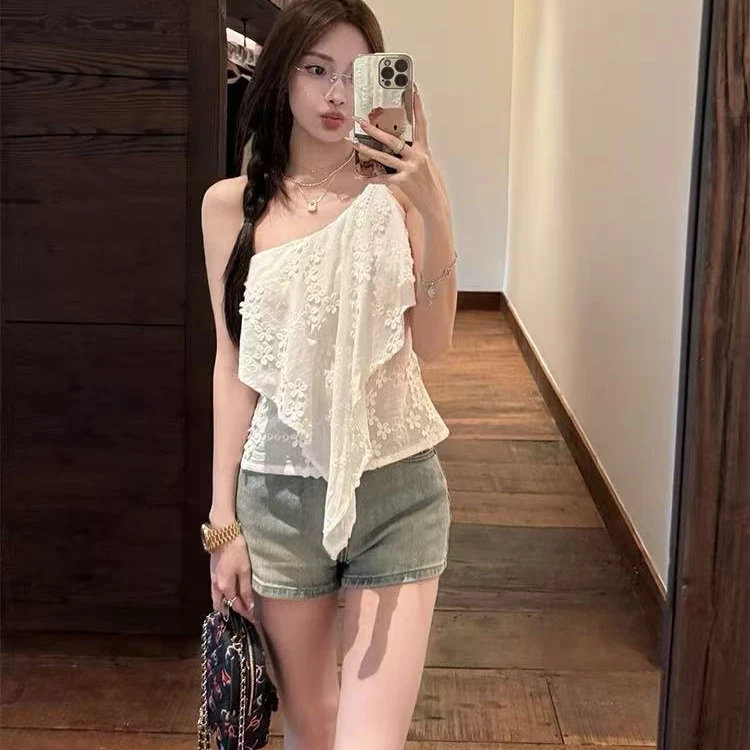 镂空刺绣斜肩吊带背心女2025夏季新款辣妹设计感上衣配显瘦短裤