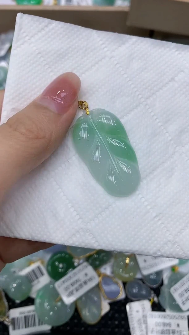 翡翠18K金镶嵌颈饰111111111