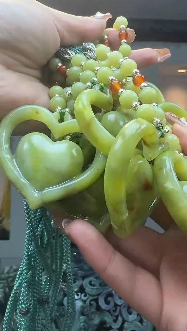 【闪购商品】岫玉颈饰未镶嵌三色花玉爱心【半珠链】