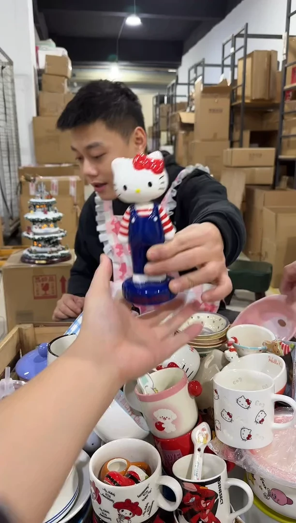 瓷片摇头kt猫摆件