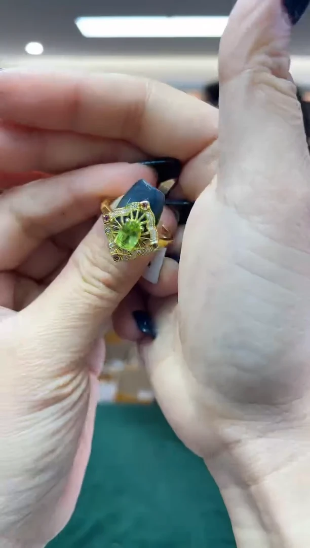 ·未镶嵌橄榄石多样性发一件