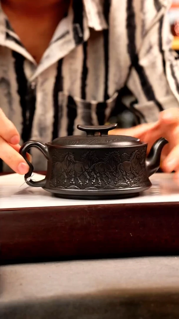 茶壶紫砂石黄 马踏飞燕 刻绘