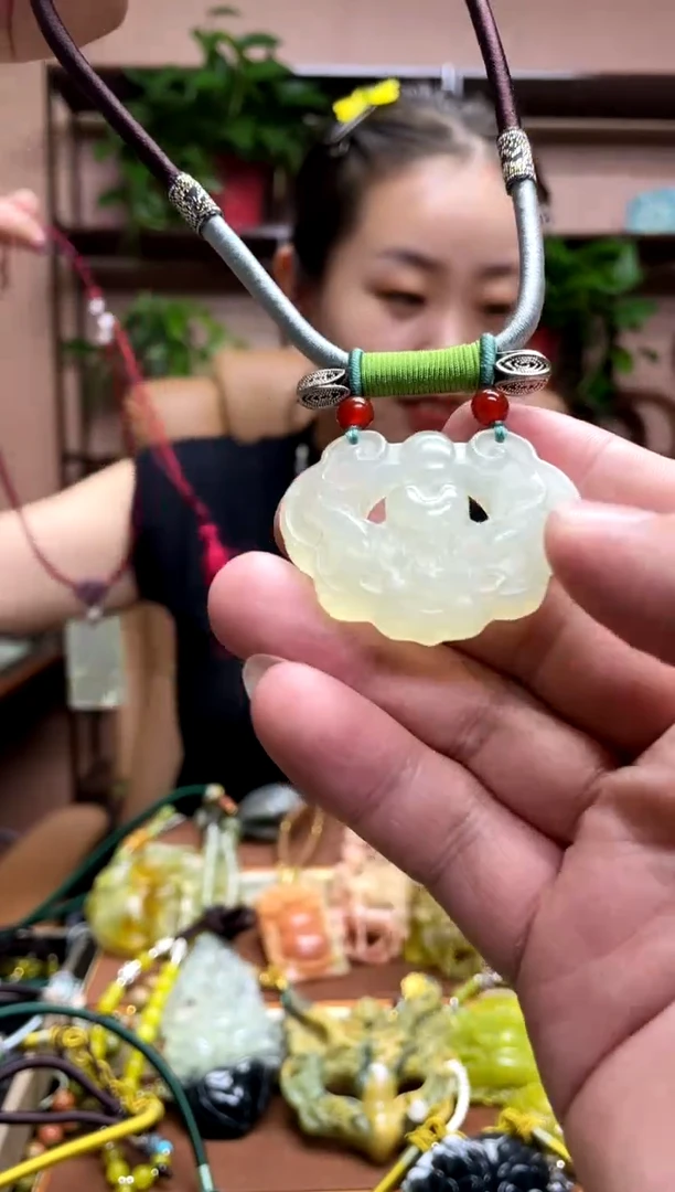 未镶嵌岫玉吊坠`