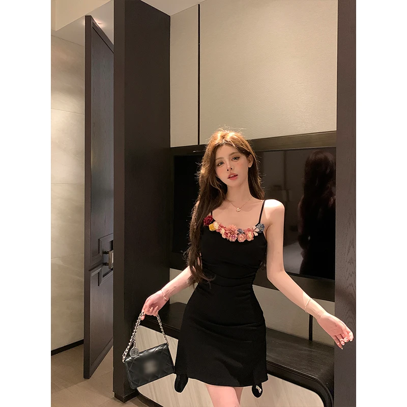 连衣裙女士2025法式重工V领鱼骨收腰花朵气质显瘦A字吊带包臀裙