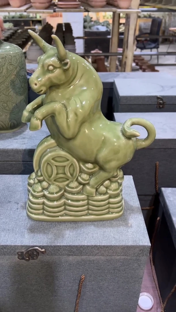 耀州窑全手工钱纹牛摆件