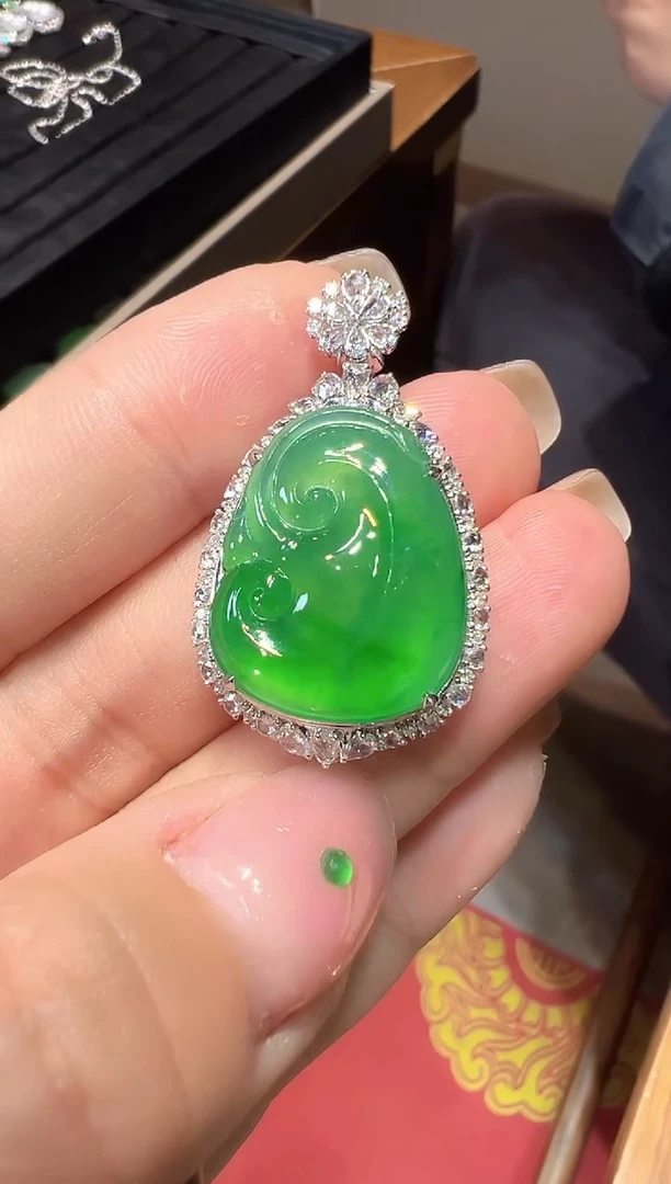 【闪购商品】翡翠颈饰18K金镶嵌如意