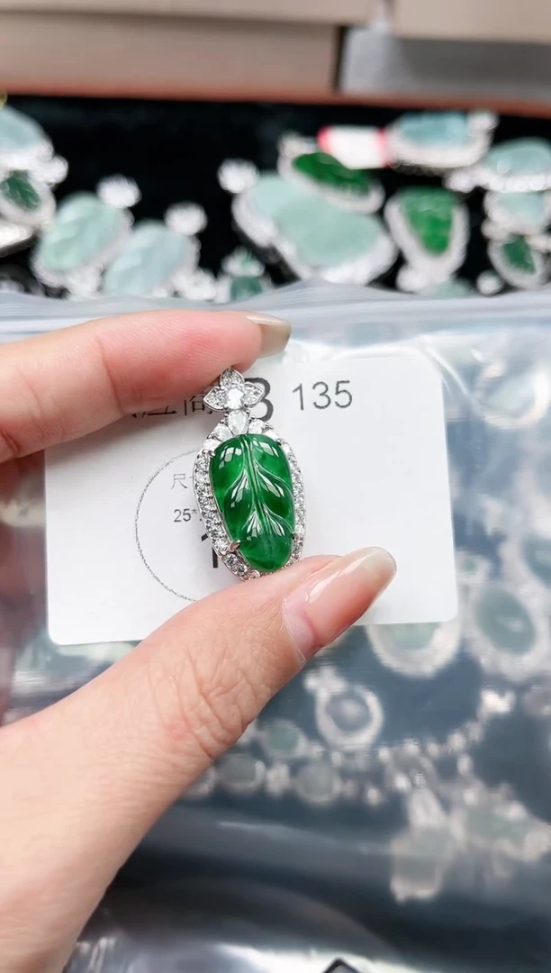 【闪购商品】翡翠颈饰未镶嵌赠皮绳135