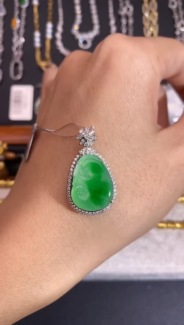 颈饰18K金镶嵌翡翠吊坠