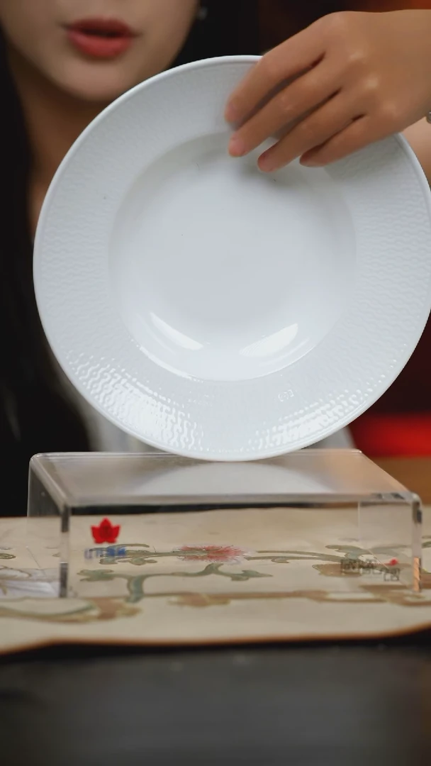 1个正价白釉雕刻9.5英寸非凡汤盘