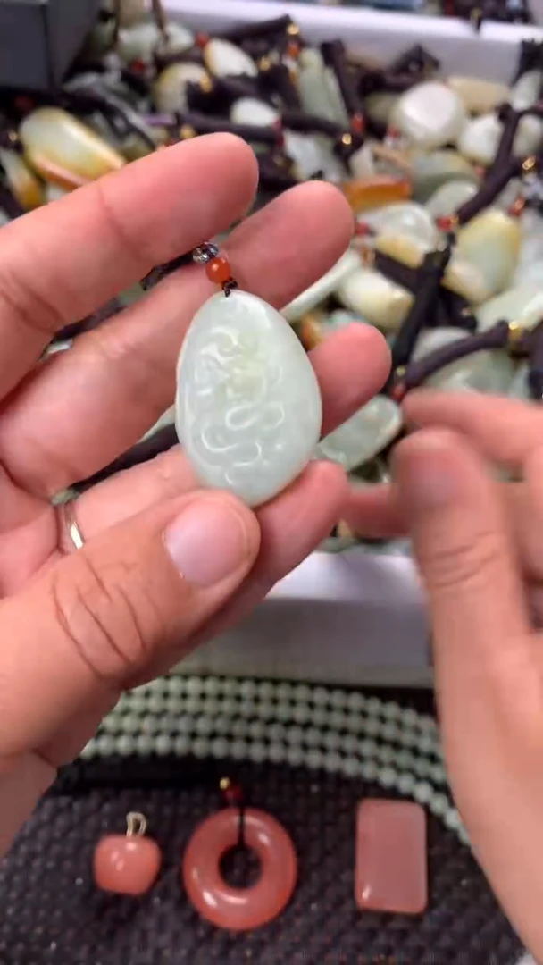 【闪购商品】和田玉颈饰未镶嵌多样性发货没有证书.拍一发一，有瑕