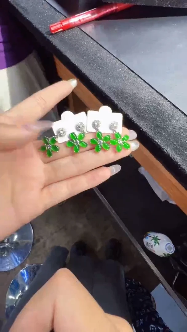 定制翡翠未镶嵌耳钉商品多样性发货1