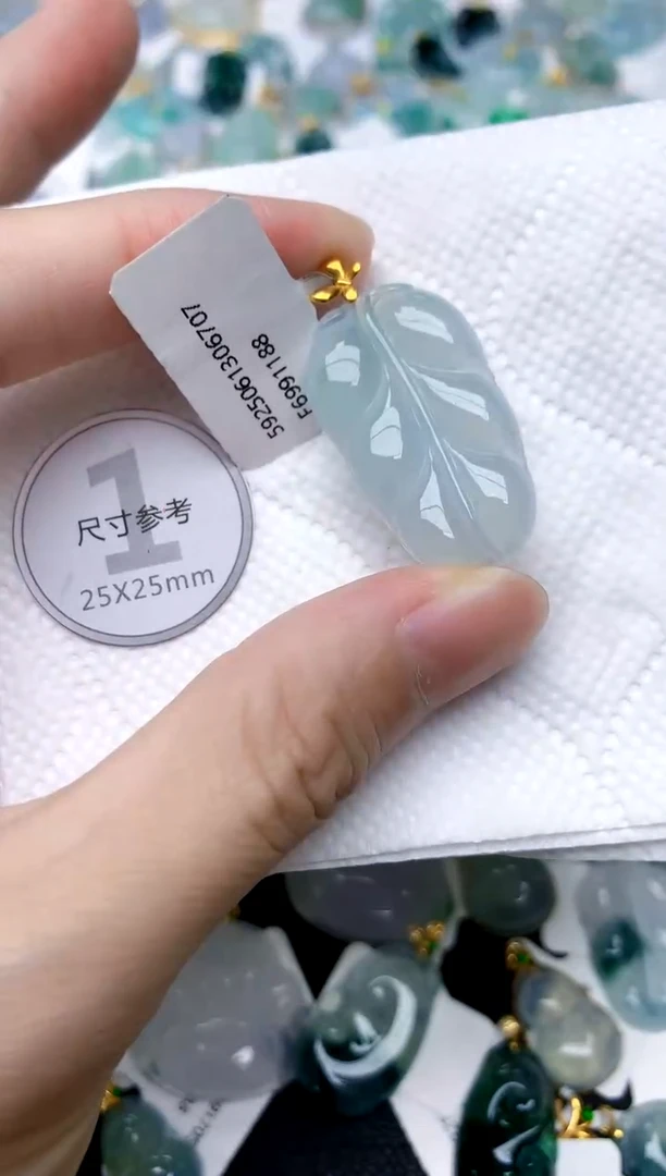 颈饰18K金镶嵌翡翠天然A货翡翠