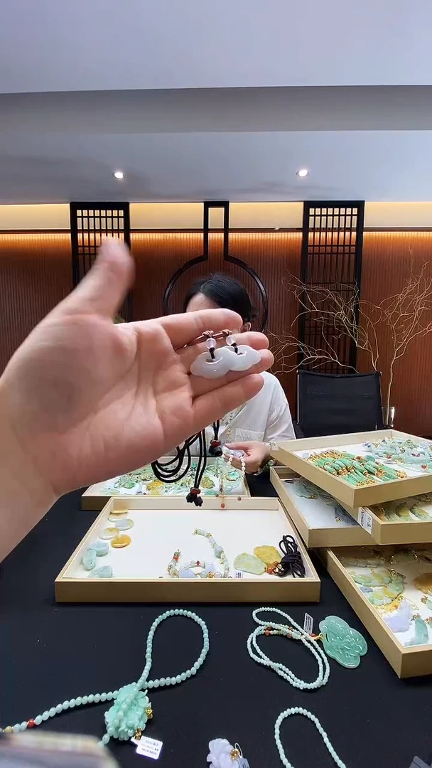 颈饰未镶嵌翡翠吊坠多样发其一