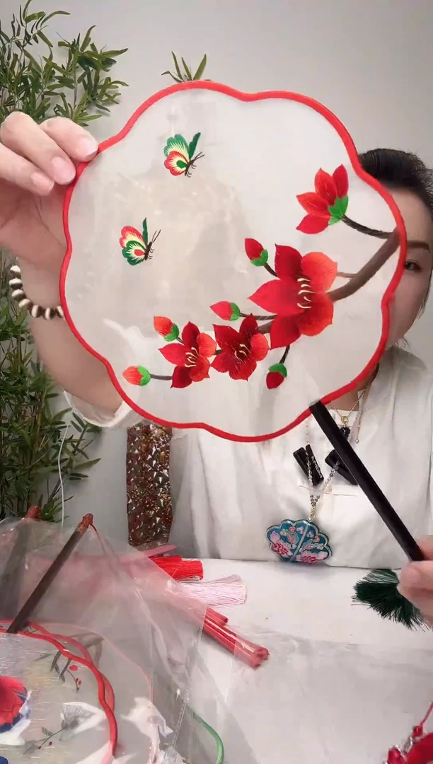 刺绣双面团扇绣花