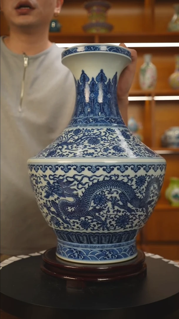 其他w**g青花缠枝莲龙凤呈祥纹赏瓶一只