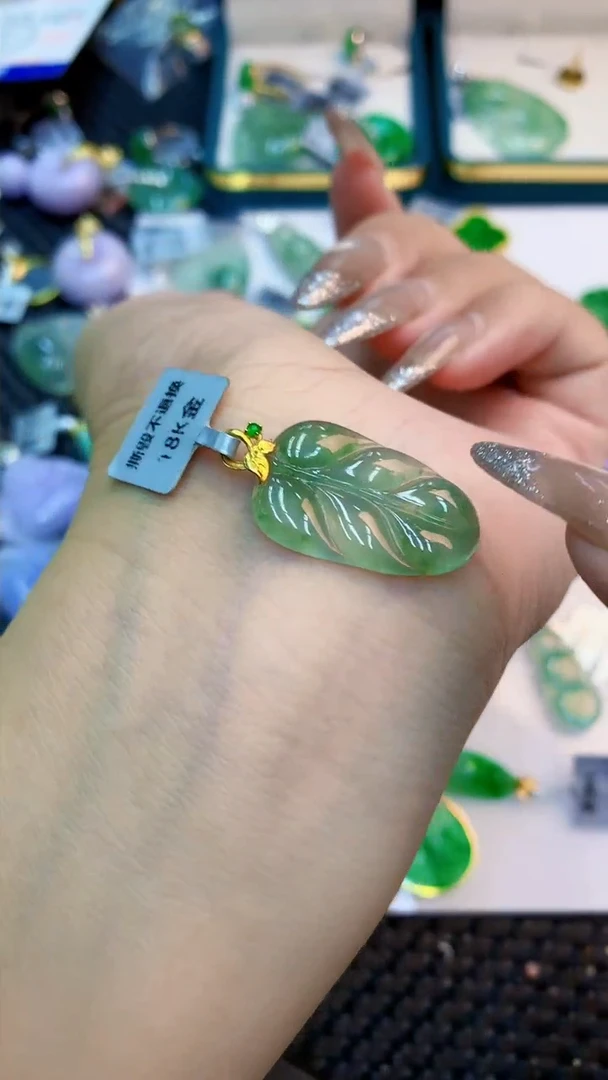 颈饰18K金镶嵌翡翠1