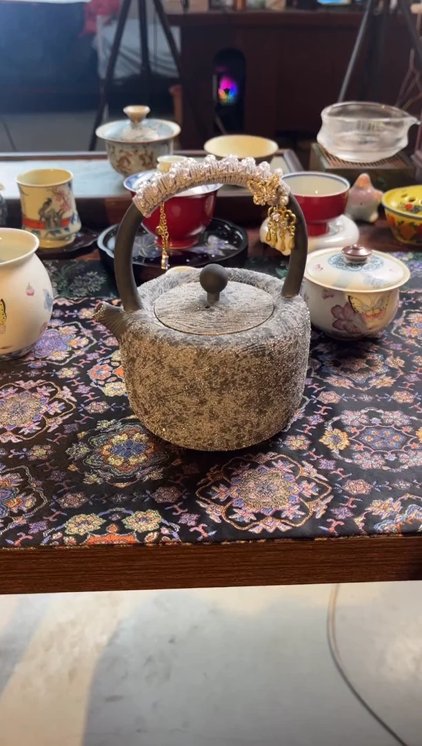 111铁胎银珠提梁壶