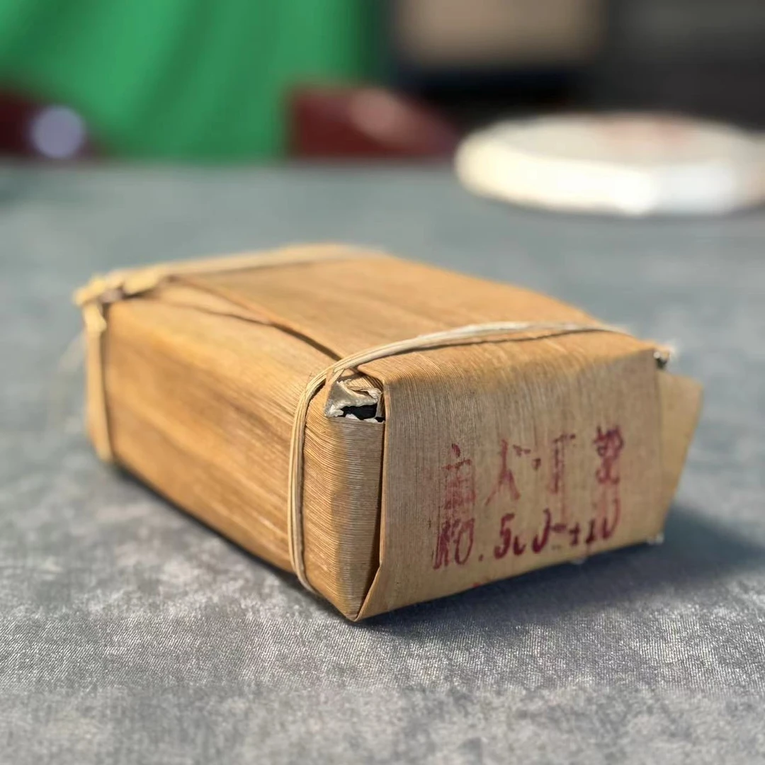 90年代易武麻黑古树砖（生茶 ）500克/砖