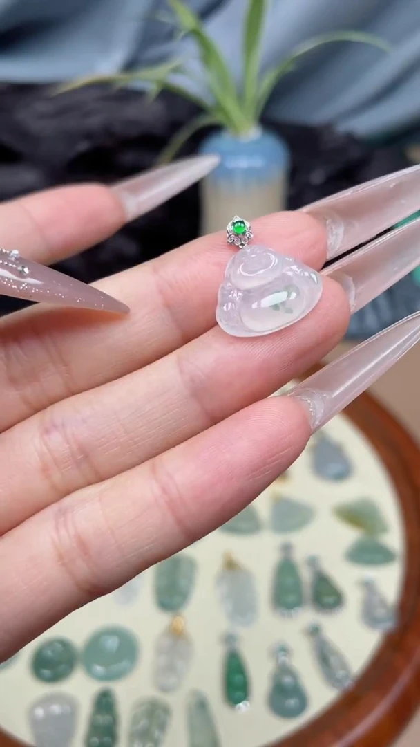 翡翠18K金镶嵌颈饰佛公